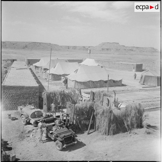 Campement militaire dans le désert. [Description en cours]