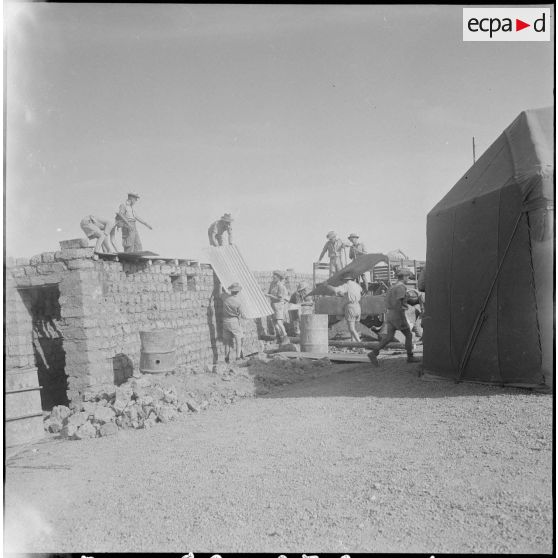 Campement militaire dans le désert. [Description en cours]