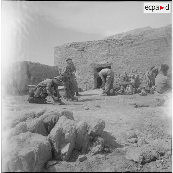 Campement militaire dans le désert. [Description en cours]