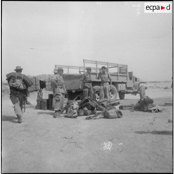 Campement militaire dans le désert. [Description en cours]