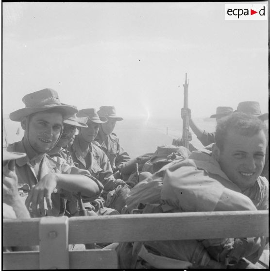 Campement militaire dans le désert. [Description en cours]