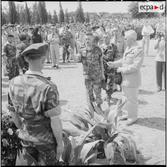 Cérémonie funéraire au 1er REP. [Description en cours]