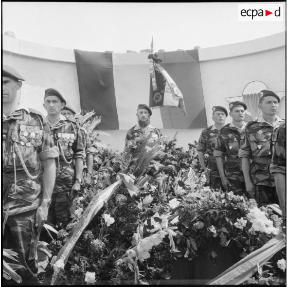 Cérémonie funéraire au 1er REP. [Description en cours]