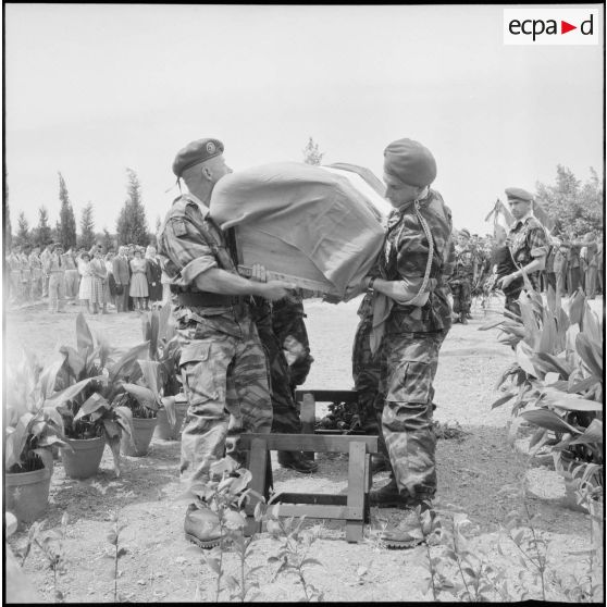 Cérémonie funéraire au 1er REP. [Description en cours]