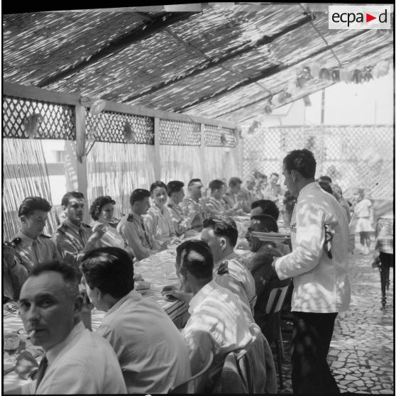 Moment de cohésion entre civils et militaires. [Description en cours]