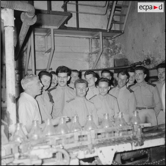 Moment de cohésion entre civils et militaires. [Description en cours]