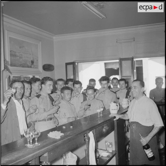Moment de cohésion entre civils et militaires. [Description en cours]
