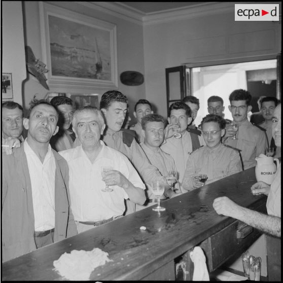 Moment de cohésion entre civils et militaires. [Description en cours]