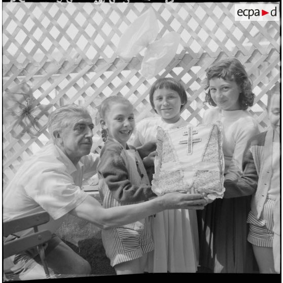 Moment de cohésion entre civils et militaires. [Description en cours]