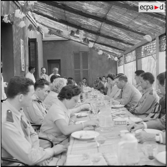 Moment de cohésion entre civils et militaires. [Description en cours]