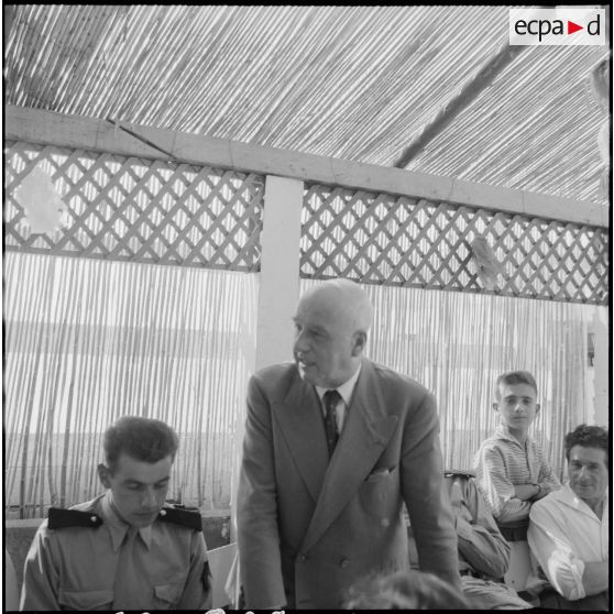 Moment de cohésion entre civils et militaires. [Description en cours]