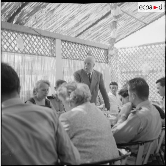 Moment de cohésion entre civils et militaires. [Description en cours]