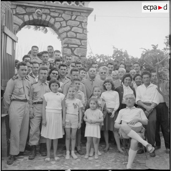 Moment de cohésion entre civils et militaires. [Description en cours]