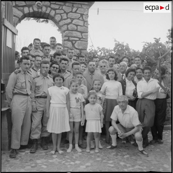 Moment de cohésion entre civils et militaires. [Description en cours]