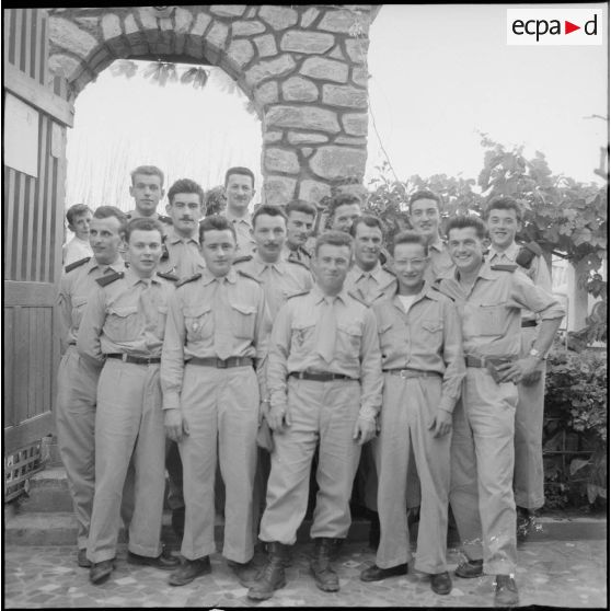 Moment de cohésion entre civils et militaires. [Description en cours]
