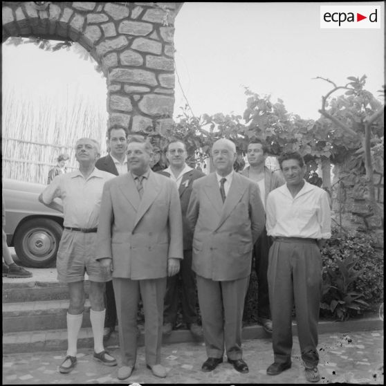 Moment de cohésion entre civils et militaires. [Description en cours]