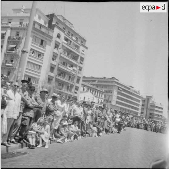 Défilé du général de Gaulle à Alger. [Description en cours]