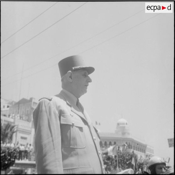 Défilé du général de Gaulle à Alger. [Description en cours]