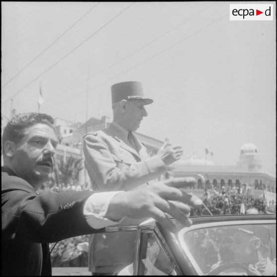 Défilé du général de Gaulle à Alger. [Description en cours]