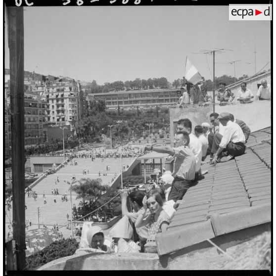 Défilé du général de Gaulle à Alger. [Description en cours]