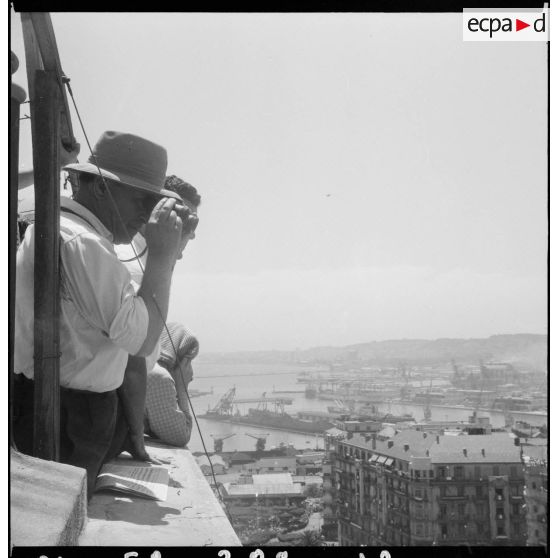 Défilé du général de Gaulle à Alger. [Description en cours]