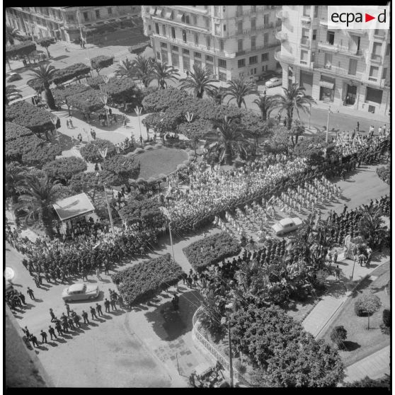 Défilé du général de Gaulle à Alger. [Description en cours]