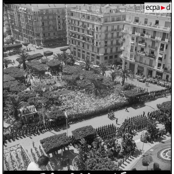 Défilé du général de Gaulle à Alger. [Description en cours]