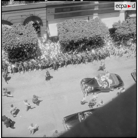 Défilé du général de Gaulle à Alger. [Description en cours]