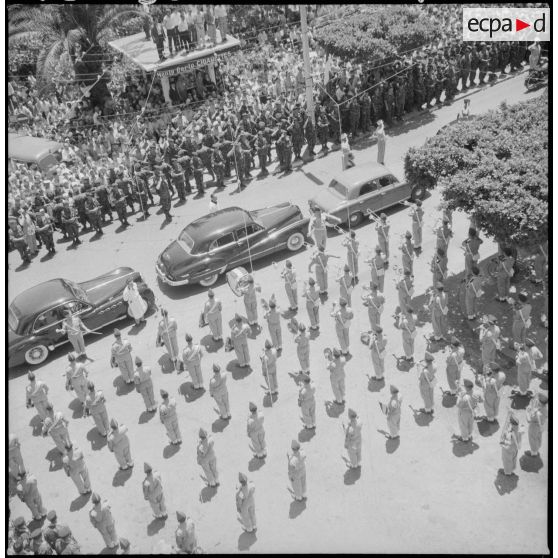 Défilé du général de Gaulle à Alger. [Description en cours]