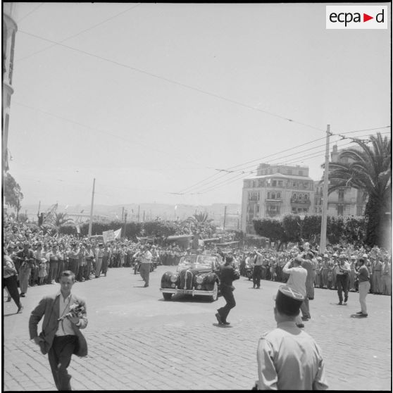 Défilé du général de Gaulle à Alger. [Description en cours]