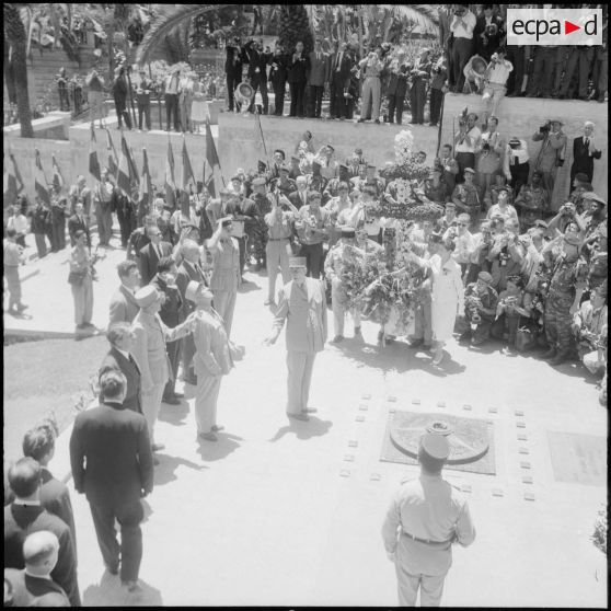 Défilé du général de Gaulle à Alger. [Description en cours]