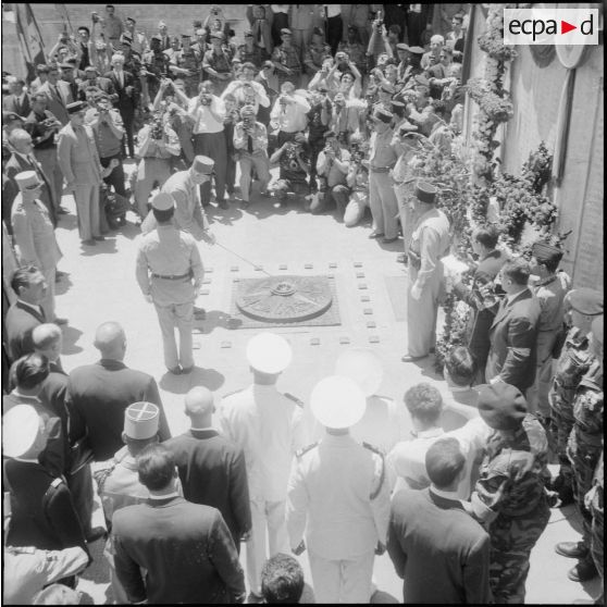 Défilé du général de Gaulle à Alger. [Description en cours]