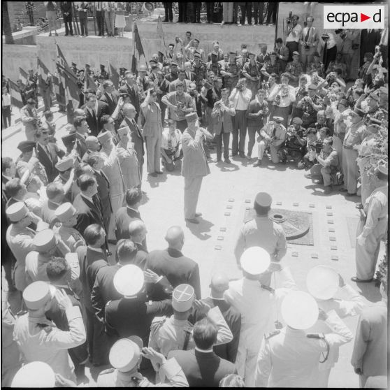 Défilé du général de Gaulle à Alger. [Description en cours]