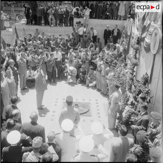 Défilé du général de Gaulle à Alger. [Description en cours]