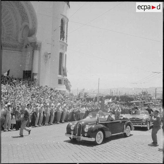 Défilé du général de Gaulle à Alger. [Description en cours]