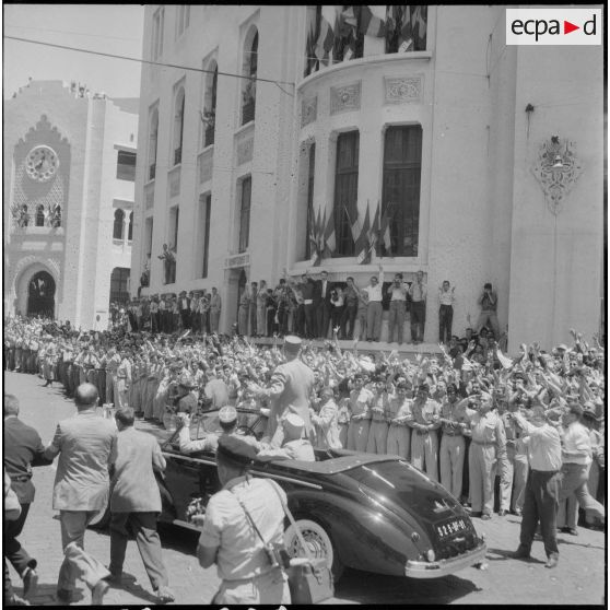 Défilé du général de Gaulle à Alger. [Description en cours]