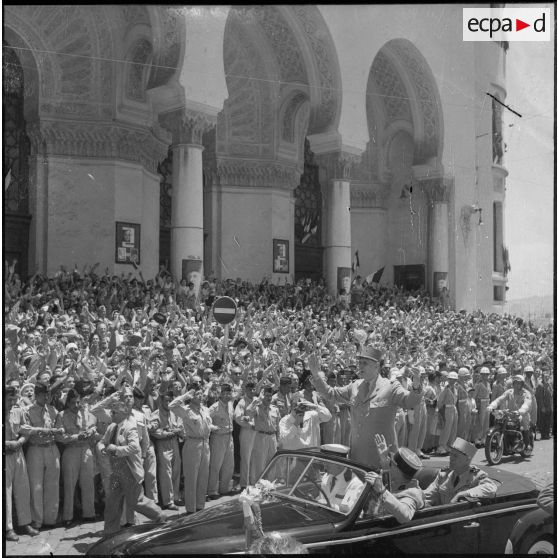 Défilé du général de Gaulle à Alger. [Description en cours]