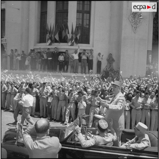 Défilé du général de Gaulle à Alger. [Description en cours]