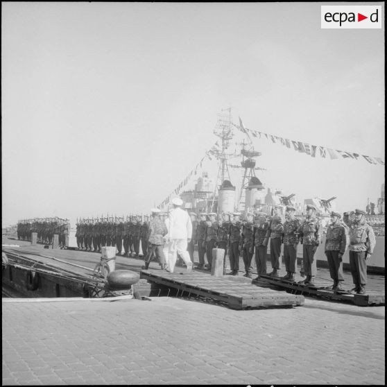 Visite du croiseur "De Grasse" par le général de Gaulle. [Description en cours]<br>