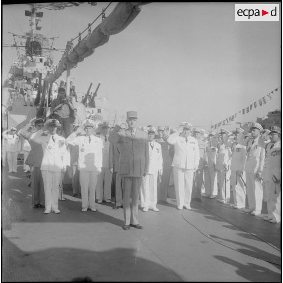 Visite du croiseur "De Grasse" par le général de Gaulle. [Description en cours]<br>