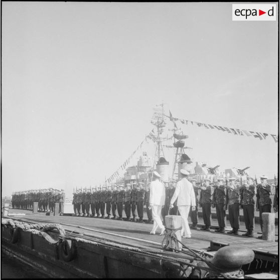 Visite du croiseur "De Grasse" par le général de Gaulle. [Description en cours]<br>