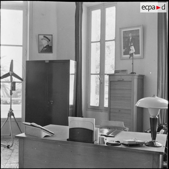 Alger. Etat-Major Interarmées (EMI). Un bureau.