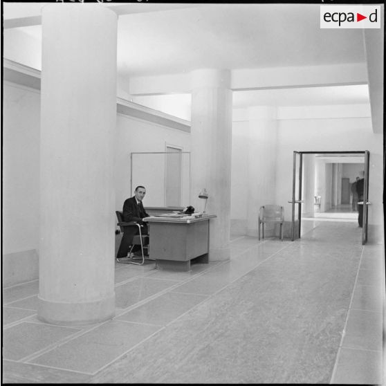 Alger. Gouvernement général. Un bureau dans un couloir.