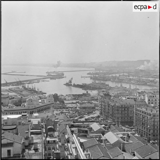 Alger. Vue aérienne du port.