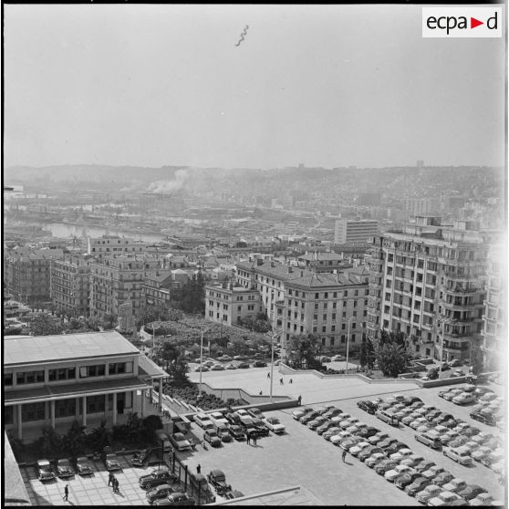 Alger. Les voitures garées sur le Forum.