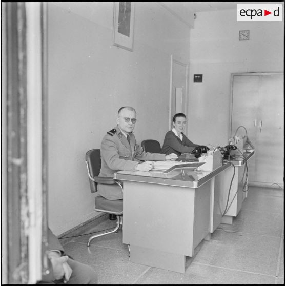 Alger. Etat-Major Interarmées (EMI). Une autorité à son bureau.