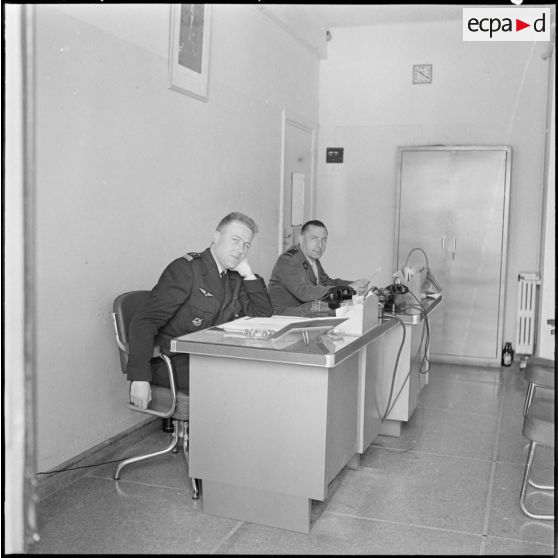 Alger. Etat-Major Interarmées (EMI). Deux autorités à leurs bureaux.