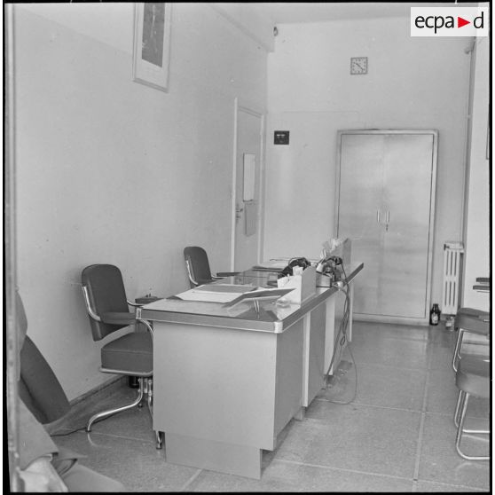 Alger. Etat-Major Interarmées (EMI). Un bureau.
