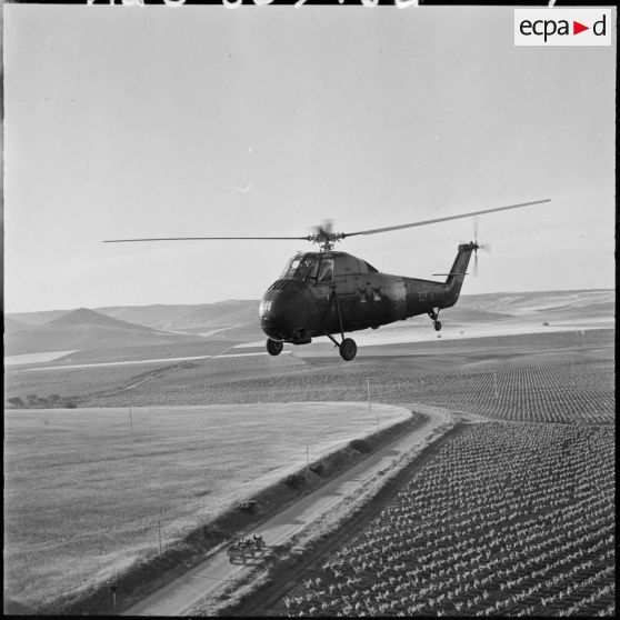 Alger. Adieux du général Challe. Un hélicoptère Sikorsky H-34 (France).