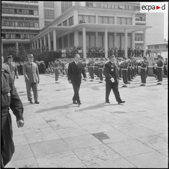Forum d'Alger. Adieux du général Challe. Revue des différents détachements militaires.